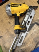 Gwoździarka DeWALT D51823 Pnematyczna