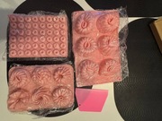 różowe, silikonowe formy do pieczenia babeczek i mini-donatów + szpatułka. 