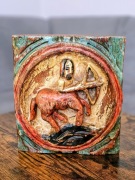 Vintage płaskorzeźba w drewnie znaku zodiaku strzelca.