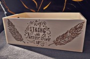 Ręcznie wypalana skrzynka ze sklejki  "Stay strong and never give up"