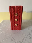 Wazon Ceramiczny Czerwony Sweterek z Guzikami Ozdobny Prostokątny