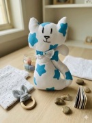 Kot maskotka pluszak z kokardką do pokoju dziecięcego ręcznie szyta bawełna