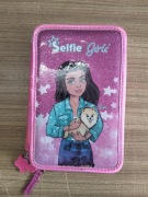 Piórnik Selfie Girls z wyposażeniem 