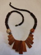 Świetny naszyjnik z drewnianych elementów!