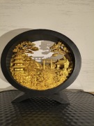 Złota scena orientalna 3D w czarnej ramie – efektowna dekoracja wnętrza