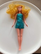Lalka barbie z zieloną sukienką