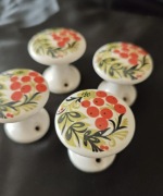 Stare ręcznie malowane ceramiczne gałki do drzwi i szafek vintage rustic