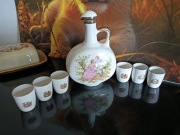 Porcelanowa karafka i sześć kubeczków