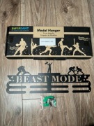 metalowy wieszak na medale z napisem "Beast Mode"