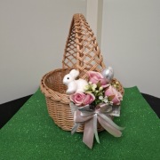 wiklinowy kosz z dekoracją 