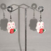 K123 Kolczyki wiszące Zajączki Króliki z truskawką Handmade