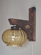 Drewniany kinkiet ze szklanym kloszem vintage PRL