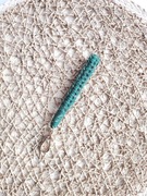 Breloczek do kluczy ręcznie robiony metodą makramy zielono złoty brelok 