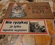 Tabliczka "W tym domu rządzi kot." plus gratis.