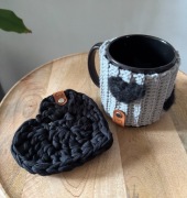 Kubek w sweterku z podkładką w kształcie serca