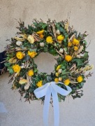 Wiosenny wielkanocny wianek na drzwi