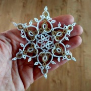 Dekor na choinkę śnieżynka frywolitka bialo-zlota