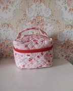 Mięciutka kosmetyczka Hello Kitty z truskawkami 