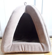 Legowisko dla Kota w Kształcie piramidy