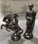 Szachy - dwie figurki w stylu rzymskim 