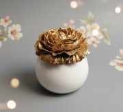 Świeca sojowa w bieli i złocie