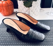 Czarne klapki Jonak Paris, wzór krokodyla, skórzane