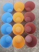 Zestaw 12 doniczek plastikowych