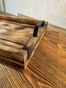 Rustykalna drewniana taca do serwowania z metalowymi uchwytami