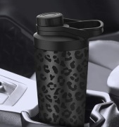 Czarna butelka bidon w cętki z koszyczkiem na owoce