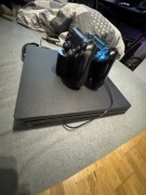 Sprzedam PlayStation 4 Pro w bardzo dobrym stanie wyczyszczona od środka