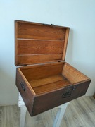 Stara drewniana skrzynka, drewniany kufer antyk, stara walizka drewniana