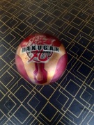 Metalowa kula z kartami Bakugan i 2 figurki.