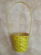 Koszyczek żółty drewniany z uchwytem, folia w środ