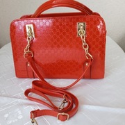 Nowa elegancka torebka odcień czerwieni do ręki i na długim pasku 