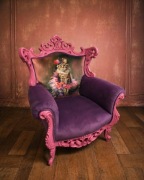 Fotel po renowacji rękodzieło różowy