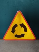 Znak drogowy ostrzegawczy A-8 "Skrzyżowanie o ruchu okrężnym" 85 cm