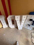 Napis LOVE - 320 cm szer. 120 cm wys.