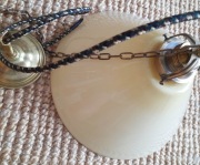 Stara lampa wisząca nad stół, z blado-żółtym kloszem