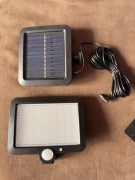 Lampa Solarna z Czujnikiem Ruchu i Panelem Slonecznym