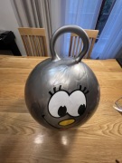 szara piłka do skakania (Skippy Ball) marki Relaxdays o średnicy 45 cm.