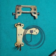 System mocowania mechanizmu zegara po G.B. ze śrubami