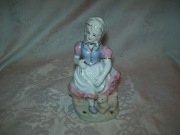 FIGURKA PORCELANOWA - PANNA Z PIESKIEM - 14,5 cm