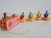 Teletubbies Teletubisie wesoły pociąg ze sznurkiem do ciągnięcia