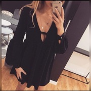 Modna sukienka o rozkloszowanym kroju 