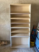 Regał ze skośnymi półkami