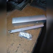 samozamykacz drzwi srebrny