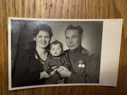 Zdjęcie z 1950 roku. Oficer z rodziną (1972).  