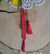 Zakładka do książki z chwostem ze sznurka makrama