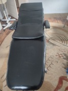 Łóżko kosmetyczne z podłokietnikiem.