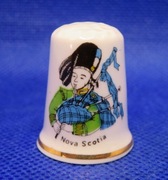 Naparstek Kolekcjonerski Porcelanowy Nova Scotia Szkot Grający na Dudach 